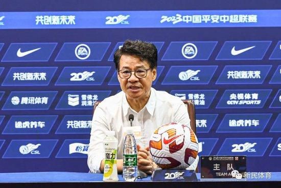购物中心的情侣